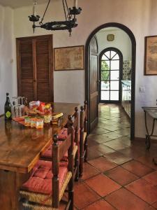 Una cocina con una mesa de madera y un comedor. en Gioconda Villa, en Varenna