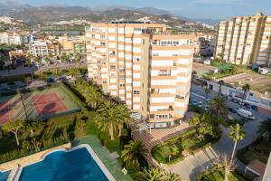 an overhead view of a building with a pool and palm trees at Apartamento junto a la playa A11 in Torrox