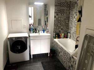 楠泰尔Jolie chambre à Nanterre Préfecture proche La Défense Aréna Campus SNCF et Paris的带浴缸、水槽和洗衣机的浴室 更多23张照片