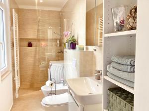 een badkamer met een wit toilet en een wastafel bij Apartment Punta in Pula