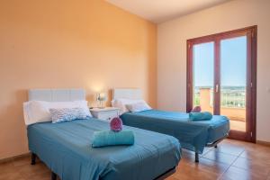 A bed or beds in a room at Finca Son Puca Még 18 kép