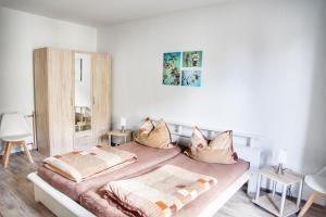 ein Schlafzimmer mit einem Bett mit zwei Kissen darauf in der Unterkunft unteres Apartment 110qm in Mönkebude