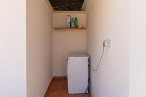 ein kleines Bad mit WC in einem Zimmer in der Unterkunft Casa Vacanza Lu Sule in Uggiano la Chiesa