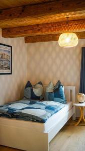 una camera da letto con un letto con cuscini blu di Ferienwohnung Trendelmühle Lautrach a Lautrach