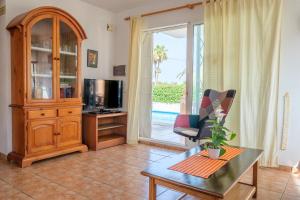 A television and/or entertainment centre at Marblau 3
