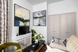 TV a/nebo společenská místnost v ubytování Elegant and Relaxing City Escape