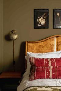 Postel nebo postele na pokoji v ubytování Elegant and Relaxing City Escape