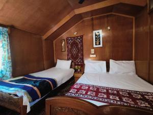 Houseboat New Suzan客房内的一张或多张床位