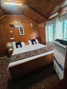 Houseboat New Suzan客房内的一张或多张床位