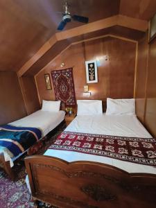 Houseboat New Suzan客房内的一张或多张床位