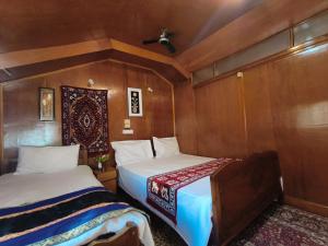 Houseboat New Suzan客房内的一张或多张床位