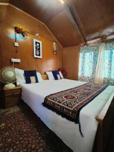 Houseboat New Suzan客房内的一张或多张床位