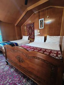 Houseboat New Suzan客房内的一张或多张床位