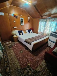 Houseboat New Suzan客房内的一张或多张床位
