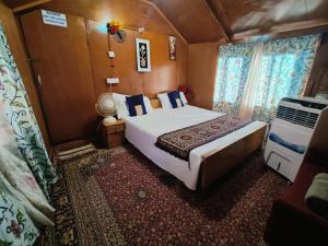 Houseboat New Suzan客房内的一张或多张床位