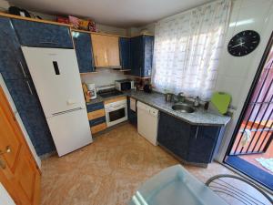 A kitchen or kitchenette at Family friendly patio and poolview