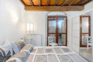 um quarto branco com uma cama e uma janela em Casa Romantica em Massa