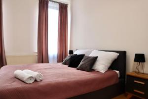 a bedroom with a bed with two towels on it at Apartament w kamienicy in Ostróda