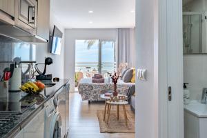 kuchnia i salon z widokiem na ocean w obiekcie Beach front holiday studio w mieście Fuengirola