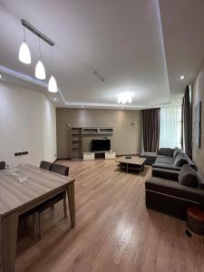 un soggiorno con divano e tavolo di City Center Deluxe Apartments a Baku