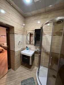 bagno con lavandino e doccia di City Center Deluxe Apartments a Baku