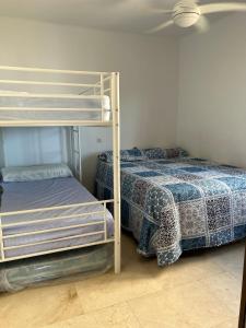 a bedroom with two bunk beds at Apartamento bahía in Miami Platja