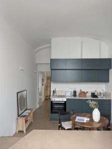Una cocina con gabinetes azules y una mesa de madera. en Casa Pátio do Megué, en Évora 22 fotos más
