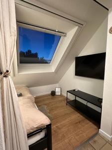 Zimmer mit einem Bett und einem großen Fenster in der Unterkunft Ferienwohnung Dortmund - Elias - Adults Only in Dortmund