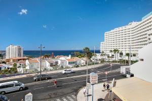 Una vista de una calle de la ciudad con coches y edificios. en Garden City, en Costa de Adeje