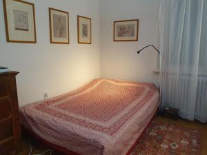 um quarto com uma cama com um cobertor em Memory Lane em Budapeste