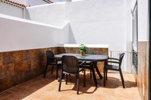 a dining room with a table and chairs at La Casita del Sur, Abades in Abades