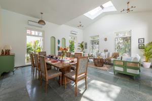 a dining room with a table and chairs at LohonoStays Colina Villa B in Vagator