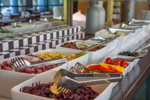 Comida en o cerca de este hotel