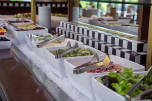 Comida en o cerca de este hotel