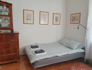 um pequeno quarto com uma cama e uma cómoda em Memory Lane em Budapeste