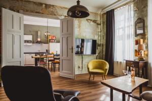 eine Küche und ein Wohnzimmer mit einem Tisch und Stühlen in der Unterkunft Charmante Altbau-Wohnung zwischen Altstadt und Klinikum mit Parkplatz in Greifswald