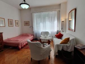 uma sala de estar com um sofá e uma cama em Memory Lane em Budapeste