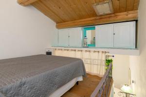 a bedroom with a bed and a wooden ceiling at Casa del Pescatore in Piombino