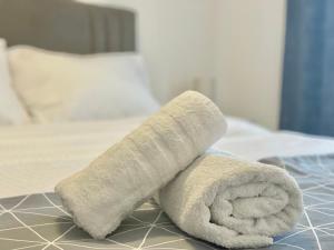 En eller flere senge i et værelse på Apartman Sweet Home