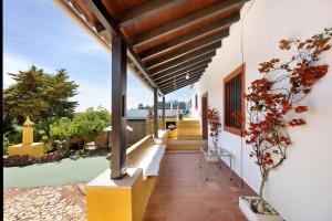 een buitenuitzicht op een huis met een veranda bij Casa Bril in São Bartolomeu de Messines