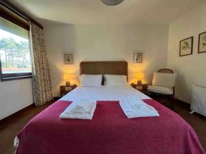 - une chambre avec un grand lit et 2 serviettes dans l'établissement Casa de Santo António Moledo, à Moledo