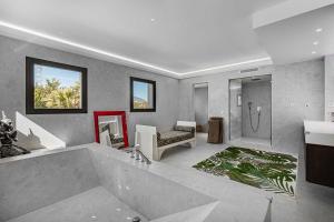 A bathroom at Holiday villa for rent in Marbella
