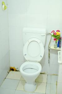 uma casa de banho com um WC branco num quarto em Budget tours&travels House em Dimāpur