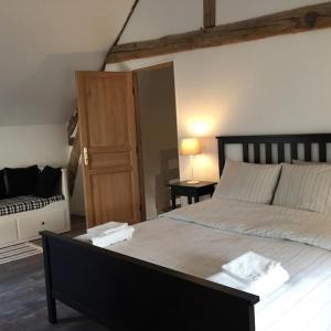 Frémainville的住宿－Gite de charme à Frémainville dans le vexin，一间卧室配有一张大床和两条毛巾
