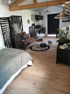 ein Schlafzimmer mit einem Bett und ein Wohnzimmer in der Unterkunft Chaleureux Studio de 35m2 totalement indépendant in Fors