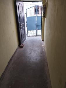 un corridoio vuoto con una porta e un cancello di Sri Viswanatham Guest House a Varanasi