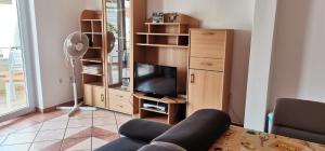 TV a/nebo společenská místnost v ubytování Apartment Grahovac 4
