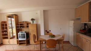 Kuchyň nebo kuchyňský kout v ubytování Apartment Grahovac 4