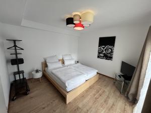 1 dormitorio con 1 cama y ventilador de techo en Ferienwohnung Ricke, en Krombach