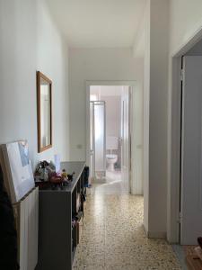 Fiumaretta di AmegliaAppartamento 8的房间里有水槽和马桶的浴室